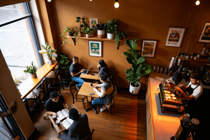 Alors que l'année 2025 touche à sa fin, l'économie mondiale ne ressemble en rien aux prévisions optimistes de la décennie précédente. Nous ne sommes pas entrés dans l'ère de la prospérité verte sans friction, mais plutôt dans une période de turbulences définie par un nouveau néologisme qui hante les couloirs des banques centrales de Francfort à Washington : la "greenflation" (l'inflation verte). Cette hausse structurelle des prix, liée aux coûts colossaux de la décarbonation et à la raréfaction des matériaux critiques, redéfinit les règles du jeu économique. Entre des taux d'intérêt qui peinent à redescendre, une guerre commerciale pour l'accès aux minerais et une dette publique qui explose, voici une analyse détaillée des forces qui façonnent notre économie actuelle. Le paradoxe de la "greenflation" et ses répercussions sur le pouvoir d'achat Le terme était autrefois considéré comme une excuse transitoire par les banquiers centraux. En 2025, il est devenu une réalité tangible pour les ménages et les entreprises. La transition vers une économie bas carbone, bien qu'impérative pour la survie climatique, exerce une pression inflationniste massive et durable. La cause première est physique : la demande en métaux industriels. Pour remplacer les infrastructures fossiles, le monde a besoin de quantités astronomiques de cuivre, de lithium, de nickel et de cobalt. Or, l'offre ne suit pas. L'ouverture d'une mine prend en moyenne 15 ans, tandis que la demande a explosé en moins de 5 ans sous l'impulsion des politiques publiques. Le prix du cuivre, baromètre de l'économie mondiale, a atteint des sommets historiques cette année, se répercutant sur le coût de tout ce qui contient un fil électrique, des voitures aux grille-pains, en passant par les réseaux de distribution d'énergie. Cette inflation n'est pas uniquement liée aux matières premières. Elle est aussi réglementaire. Les taxes carbone aux frontières, généralisées par l'Union Européenne (UE) et suivies par d'autres blocs économiques, ont renchéri le coût des importations. Les entreprises, contraintes d'investir massivement pour modifier leurs chaînes de production et respecter les normes ESG (Environnement, Social et Gouvernance), répercutent ces coûts d'investissement (CAPEX) sur le prix final consommateur. Le résultat est une inflation "collante" qui stagne autour de 3 % à 4 % dans les économies avancées, bien loin de la cible historique des 2 %. Cela érode le pouvoir d'achat des classes moyennes et pose une question sociale explosive : qui doit payer la facture de la transition ? La politique monétaire des banques centrales dans l'impasse Face à cette inflation d'origine structurelle et non cyclique, les grandes institutions monétaires comme la Réserve Fédérale américaine (FED) et la Banque Centrale Européenne (BCE) se trouvent face à un dilemme cornélien, souvent qualifié de "dominance financière". Historiquement, pour combattre l'inflation, les banques centrales augmentent les taux d'intérêt pour refroidir la demande. Cependant, la nature de l'inflation actuelle rend cet outil inefficace, voire contre-productif. L'inflation de 2025 est une inflation par les coûts et par l'offre (pénurie de matériaux), et non une surchauffe de la demande. En maintenant des taux directeurs élevés, la BCE et la FED renchérissent le coût du capital. Or, la transition énergétique est extrêmement intensive en capital. Les projets d'éoliennes offshore, les gigafactories de batteries ou les réseaux d'hydrogène vert nécessitent des emprunts massifs pour être rentables. En gardant les taux hauts pour lutter contre l'inflation, les banques centrales freinent paradoxalement les investissements nécessaires pour résoudre cette même inflation à long terme (en augmentant l'offre d'énergie bon marché). Nous assistons donc cette année à un bras de fer inédit entre les gouvernements, qui souhaitent des taux bas pour financer leurs plans de relance verts, et les autorités monétaires, garantes de la stabilité des prix. Ce conflit pourrait mener à une révision officielle des cibles d'inflation, le "3 %" devenant potentiellement le nouveau standard de stabilité pour la décennie à venir. La guerre des métaux critiques redessine la carte géopolitique L'année 2025 marque la fin définitive de la mondialisation heureuse telle qu'on l'enseignait dans les années 2000. Nous sommes entrés dans l'ère de la "sécurité économique". Le pétrole définissait la géopolitique du XXe siècle ; les métaux critiques définissent celle du XXIe siècle. La Chine, qui a anticipé ce virage stratégique il y a deux décennies, maintient une position dominante sur le raffinage des terres rares, du lithium et du cobalt. Face à cette hégémonie, les États-Unis et l'Europe tentent désespérément de diversifier leurs approvisionnements ("de-risking"), créant une fragmentation du commerce mondial. On observe la formation de nouveaux blocs commerciaux : L'Alliance des minerais : Les États-Unis cherchent à consolider des partenariats exclusifs avec le Canada, l'Australie et certains pays d'Amérique du Sud pour créer une chaîne de valeur hors de portée de l'influence chinoise. Le cartel du Sud : Des pays riches en ressources comme l'Indonésie (nickel), le Chili (lithium) et la République Démocratique du Congo tentent de former des "OPEP des métaux". Ils refusent désormais d'exporter le minerai brut, exigeant que la transformation (à forte valeur ajoutée) se fasse sur leur sol. Cette nationalisation des ressources oblige les multinationales occidentales à construire des usines sur place, transférant technologie et capitaux vers le Sud global. Cette dynamique crée des tensions diplomatiques majeures. Les embargos sur les exportations de technologies (comme les semi-conducteurs) d'un côté, et les restrictions sur les exportations de minerais de l'autre, grippent les chaînes d'approvisionnement et augmentent la volatilité des marchés. La pénurie de main-d'œuvre qualifiée freine la réindustrialisation Un autre frein économique majeur identifié en 2025 est le facteur humain. Les gouvernements occidentaux ont promis une "réindustrialisation verte", mais se heurtent à une réalité démographique et éducative brutale : la pénurie de compétences. Le secteur de l'énergie, du bâtiment durable et de l'industrie manufacturière de pointe fait face à un manque criant d'ingénieurs, de techniciens de maintenance et d'ouvriers spécialisés. En Europe, le vieillissement de la population aggrave ce phénomène. Ce déséquilibre entre l'offre et la demande de travail a deux conséquences économiques : Une hausse des salaires sectorielle : Les salaires dans les industries vertes augmentent rapidement, alimentant la boucle prix-salaires et contribuant à l'inflation générale. Des retards de projets : De nombreux chantiers d'infrastructures énergétiques (parcs solaires, rénovation thermique des bâtiments) prennent du retard non pas faute de financement, mais faute de bras. Les politiques de formation professionnelle, souvent lentes à porter leurs fruits, peinent à combler ce fossé. On assiste en conséquence à une compétition féroce pour attirer les talents internationaux, avec des pays comme l'Allemagne ou le Canada assouplissant drastiquement leurs politiques d'immigration pour les profils techniques, créant une forme de "fuite des cerveaux" au détriment des pays émergents. L'Europe à la croisée des chemins face au protectionnisme américain et chinois L'année 2025 est particulièrement critique pour l'économie européenne. Prise en étau entre le protectionnisme assumé des États-Unis (et la suite de leur politique industrielle agressive type Inflation Reduction Act) et la surcapacité industrielle de la Chine, l'Europe lutte pour éviter la désindustrialisation. Le modèle économique allemand, moteur de la zone euro, est en pleine mutation forcée. Privée de l'énergie russe bon marché et voyant ses débouchés en Chine se restreindre pour ses automobiles, l'industrie européenne souffre d'un déficit de compétitivité. Les prix de l'énergie en Europe restent structurellement plus élevés qu'aux États-Unis ou en Asie, incitant des fleurons industriels (chimie, sidérurgie) à délocaliser leur production. En réponse, l'UE a dû assouplir ses règles sacro-saintes sur les aides d'État, permettant aux pays membres de subventionner massivement leurs industries vertes. Cependant, cela crée une fragmentation interne au marché unique : les pays aux finances solides (Allemagne, Pays-Bas) peuvent soutenir leurs entreprises, tandis que les pays plus endettés (Italie, France) ont des marges de manœuvre limitées. L'Europe tente de jouer sa carte normative avec la taxe carbone aux frontières (MACF) entrée pleinement en vigueur, mais elle doit naviguer finement pour ne pas déclencher une guerre commerciale ouverte avec ses partenaires, tout en protégeant son marché intérieur du dumping. Les marchés émergents au bord de la crise de la dette Si les pays développés gèrent la transition avec douleur, la situation est critique pour une partie des pays émergents et en développement. La combinaison de taux d'intérêt élevés en dollars (la monnaie de leur dette) et de prix de l'énergie et de l'alimentation volatils a créé une "tempête parfaite". Le Fonds Monétaire International (FMI) a passé l'année 2025 à gérer une série de défauts de paiement ou de restructurations de dettes. Contrairement aux crises précédentes, le paysage des créanciers est morcelé. La Chine est devenue un créancier majeur, souvent avec des clauses opaques, rendant les négociations de restructuration (Club de Paris) beaucoup plus complexes. De plus, ces pays subissent de plein fouet les conséquences physiques du changement climatique, qui détruisent leur capital productif (infrastructures, agriculture), tout en ayant un accès limité aux financements verts. Le "fossé du financement climatique" reste béant. Les promesses des pays riches de transférer 100 milliards de dollars par an (et bien plus désormais) sont atteintes sur le papier, mais souvent sous forme de prêts et non de dons, ce qui aggrave encore la spirale de l'endettement. L'économie mondiale de 2025 est donc une économie à deux vitesses, où le risque d'instabilité sociale dans le Sud global menace la chaîne d'approvisionnement mondiale. Le rôle ambigu de la technologie et de l'intelligence artificielle Dans ce tableau sombre, l'innovation technologique reste le principal vecteur d'espoir et de croissance de la productivité. L'année 2025 confirme l'intégration massive de l'Intelligence Artificielle (IA) dans les processus industriels et énergétiques. L'IA ne sert plus seulement à générer du texte ou des images, mais à optimiser les réseaux électriques intelligents (smart grids). Avec une production d'énergie renouvelable intermittente (solaire, éolien), l'équilibrage du réseau est devenu un défi mathématique complexe que seule l'IA peut gérer en temps réel, optimisant la consommation et le stockage. Cependant, l'essor de l'IA et des data centers pose lui-même un problème énergétique. La consommation électrique du secteur numérique a bondi, entrant en compétition avec d'autres usages. On parle désormais de "cannibalisation énergétique" : l'énergie verte produite est absorbée par la croissance du secteur numérique au lieu de servir à décarboner les industries existantes. Par ailleurs, les technologies de rupture comme l'hydrogène vert commencent à peine à atteindre une échelle industrielle, mais restent coûteuses. La fusion nucléaire, bien que bénéficiant d'investissements privés records cette année, reste une perspective lointaine. L'économie de 2025 doit donc faire avec les technologies existantes, ce qui implique des coûts d'adaptation immédiats plutôt que des solutions miracles. Conclusion : vers un nouveau modèle de croissance ? En conclusion, l'actualité économique de cette fin 2025 nous enseigne que la transition écologique n'est pas un "dîner de gala". C'est un choc d'offre massif, comparable aux chocs pétroliers des années 1970, mais inversé : il s'agit de sortir volontairement de la dépendance fossile. Les indicateurs traditionnels comme le Produit Intérieur Brut (PIB) semblent de moins en moins pertinents pour saisir la réalité d'une économie en pleine mutation structurelle. Une croissance du PIB peut masquer une dégradation du capital naturel ou une augmentation des inégalités. Nous nous dirigeons vers une économie où : L'énergie est chère : L'ère de l'énergie abondante et bon marché est révolue à moyen terme. L'État est stratège : Le retour de la planification industrielle et du protectionnisme est acté. La résilience prime sur l'efficacité : Les entreprises préfèrent des chaînes d'approvisionnement sûres et chères (proches) plutôt que des chaînes optimisées mais fragiles (lointaines). Pour les investisseurs comme pour les citoyens, la clé de la navigation dans cette économie de 2025 réside dans l'adaptation à cette volatilité permanente. La "greenflation" n'est pas un bug du système, c'est une caractéristique inhérente au coût du changement de civilisation que nous sommes en train d'opérer. Le défi pour 2026 sera de savoir si les démocraties occidentales parviendront à maintenir le cap de cette transition douloureuse sans provoquer de ruptures sociales majeures, alors que les factures s'alourdissent et que les promesses d'emplois verts tardent parfois à se matérialiser localement. L'économie est devenue indissociable de l'écologie et de la géopolitique, formant une trinité complexe que nul ne peut plus ignorer.